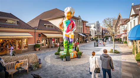 maasmechelen village winkels.